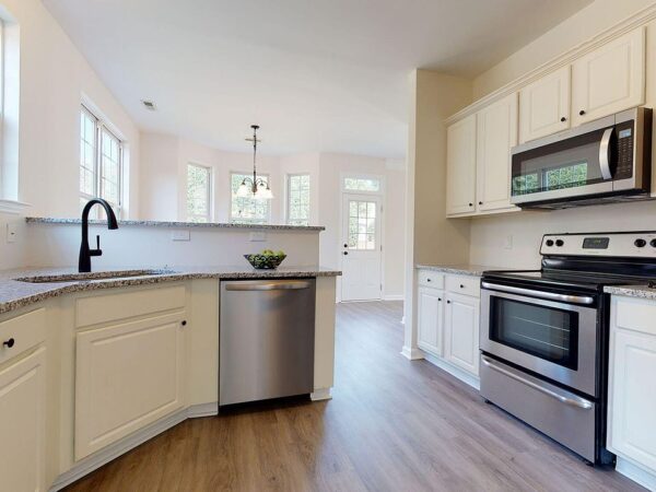 243 Kingfisher Ave, 67890 Krypton City