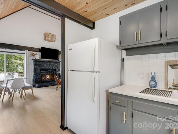45 Kingfisher Road, 82734 Krypton City