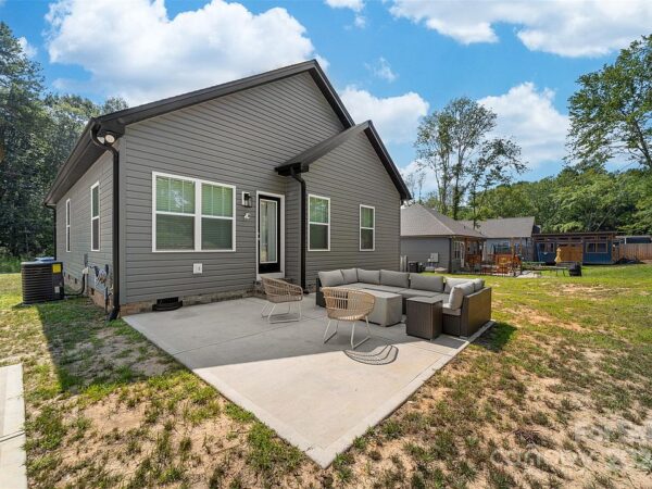 126 Scarlet Oak Street, 47203 Silver City