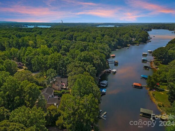 15 Aspen Street, 92817 Aluminum City