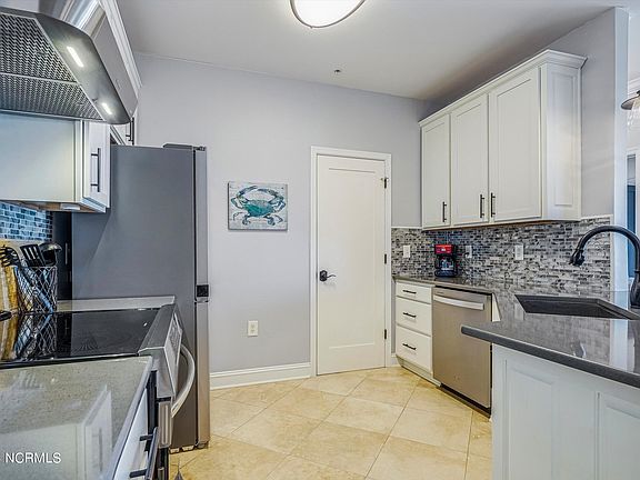 77 Kalmia Street, 48217 Kobalt City