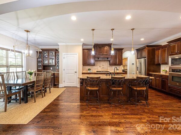 23 Oak Street, 98104 Silver City
