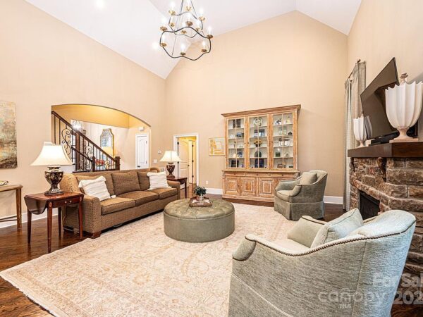 23 Oak Street, 98104 Silver City