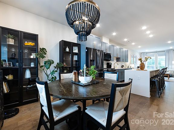 142 Quince St, 37562 Quartz Town