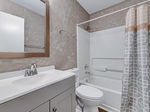 142 Quartz Street, 62954 Nickel City